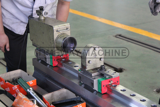 600 mm Table Travel VMC1060L CNC κάθετη φρεναρίστρα με χωρητικότητα 24 εργαλείων